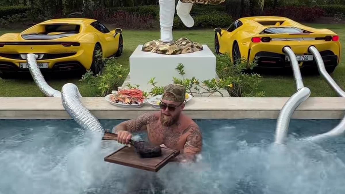 Jake Paul convierte dos Ferrari de más de 1.800 CV en… un jacuzzi gigante