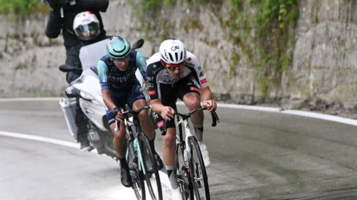 Igor Arrieta conquista Potenza en un final de etapa épico y surrealista: hay cambio de 'maglia' en el Giro