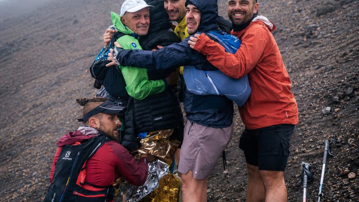 Utilizan su calor corporal para salvar a un élite keniano en Transvulcania: "Pensaba que se nos quedaba ahí"