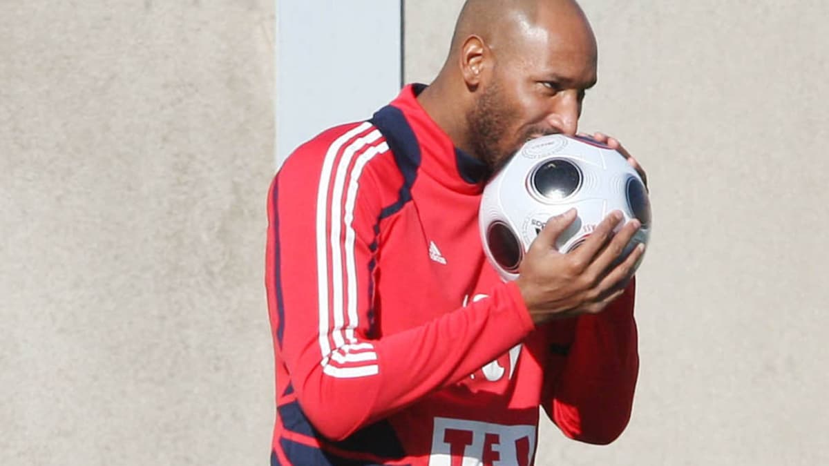 Desvelan las secretos más oscuros del gran "suicidio consumado" del fútbol: "Anelka es un cretino"
