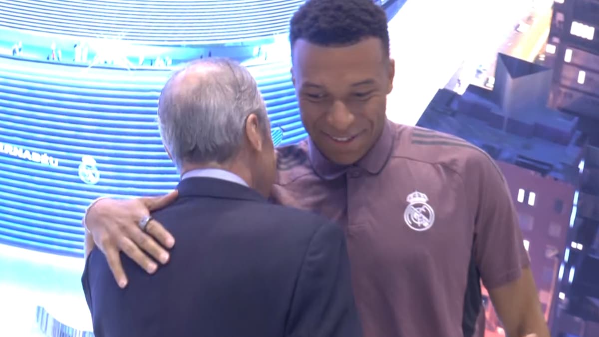 Cariñoso saludo entre Florentino y Mbappé antes del partido