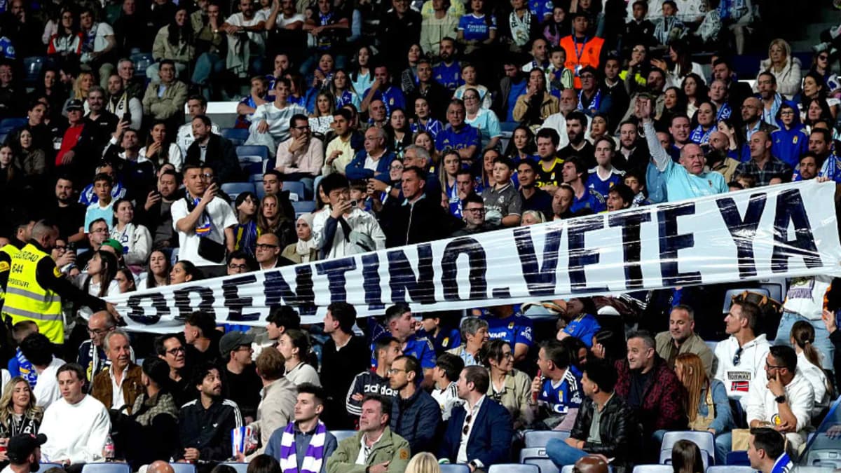 La seguridad del Bernabéu retira dos pancartas contra Florentino