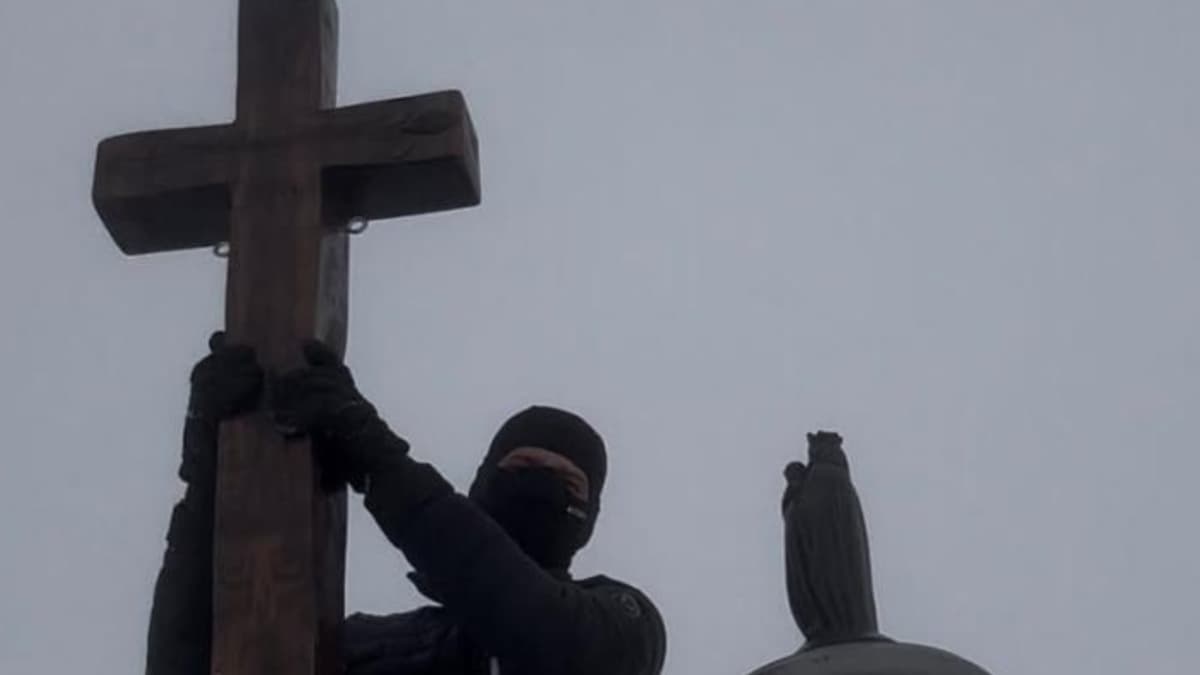 Un joven de 18 años restaura la cruz de 35 kilos de la cima del Aneto un mes después de su desaparición