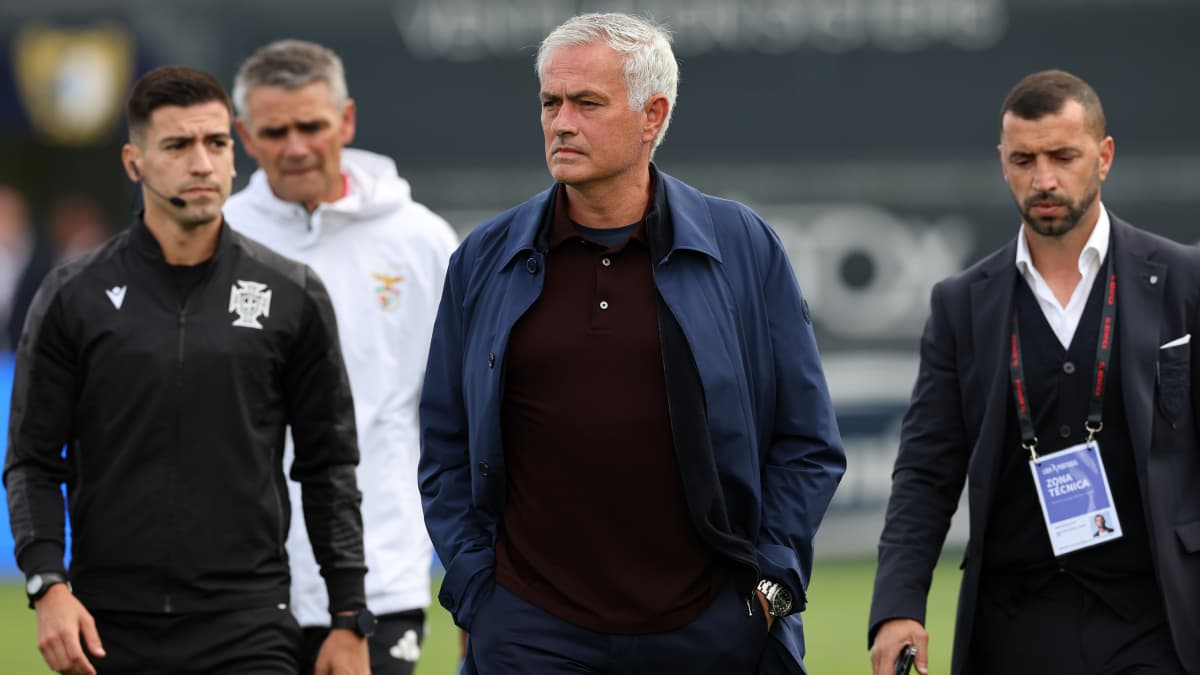 Mourinho aplaza su futuro: "El miércoles llegó la oferta del Benfica, pero dije que ahora no"