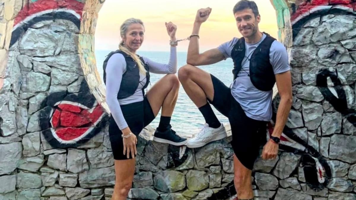Corren esposados durante 101 km... por una buena causa y el récord Guinness