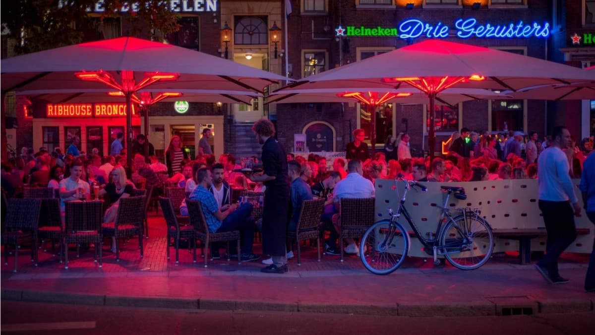 Pillan rompiendo la cuarentena por hantavirus a un británico: estaba en la terraza de un bar