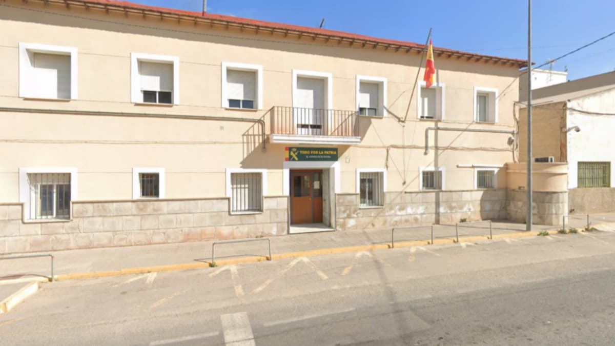 Hallan muertos a un guardia civil, a su mujer y a su hijo en la casa cuartel de Dolores