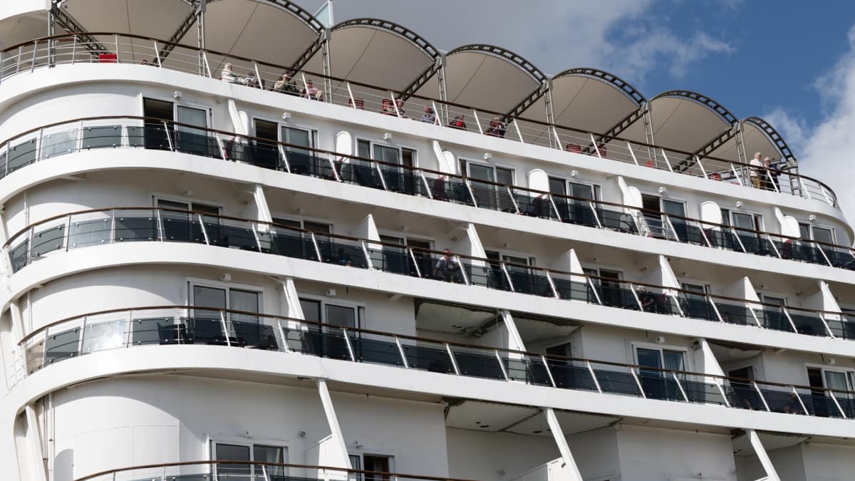 El crucero afectado por un brote de norovirus atraca en A Coruña con 21 casos activos a bordo