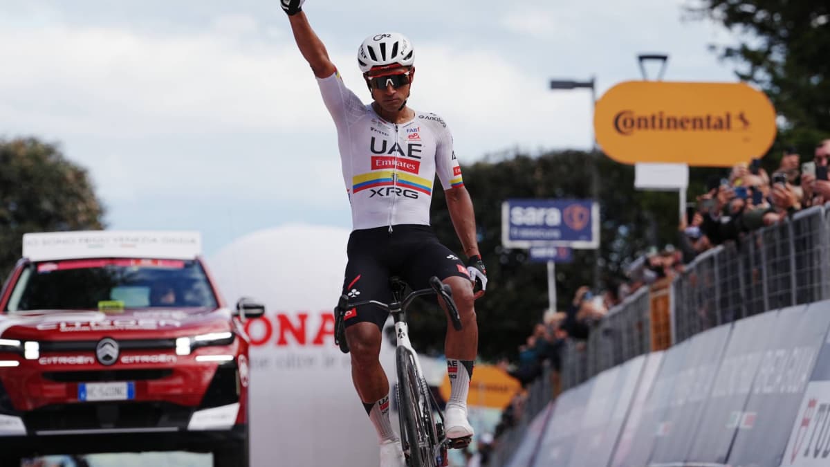 Jhonatan Narváez reina en el caos: doblete en el Giro de Italia con un UAE insaciable