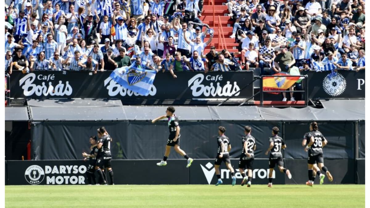 El Málaga golea en el Murube más blanquiazul y no renuncia al ascenso