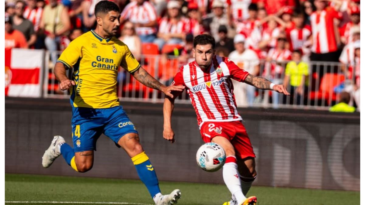 El AlmerĂa se complica su ascenso y permite el del Racing