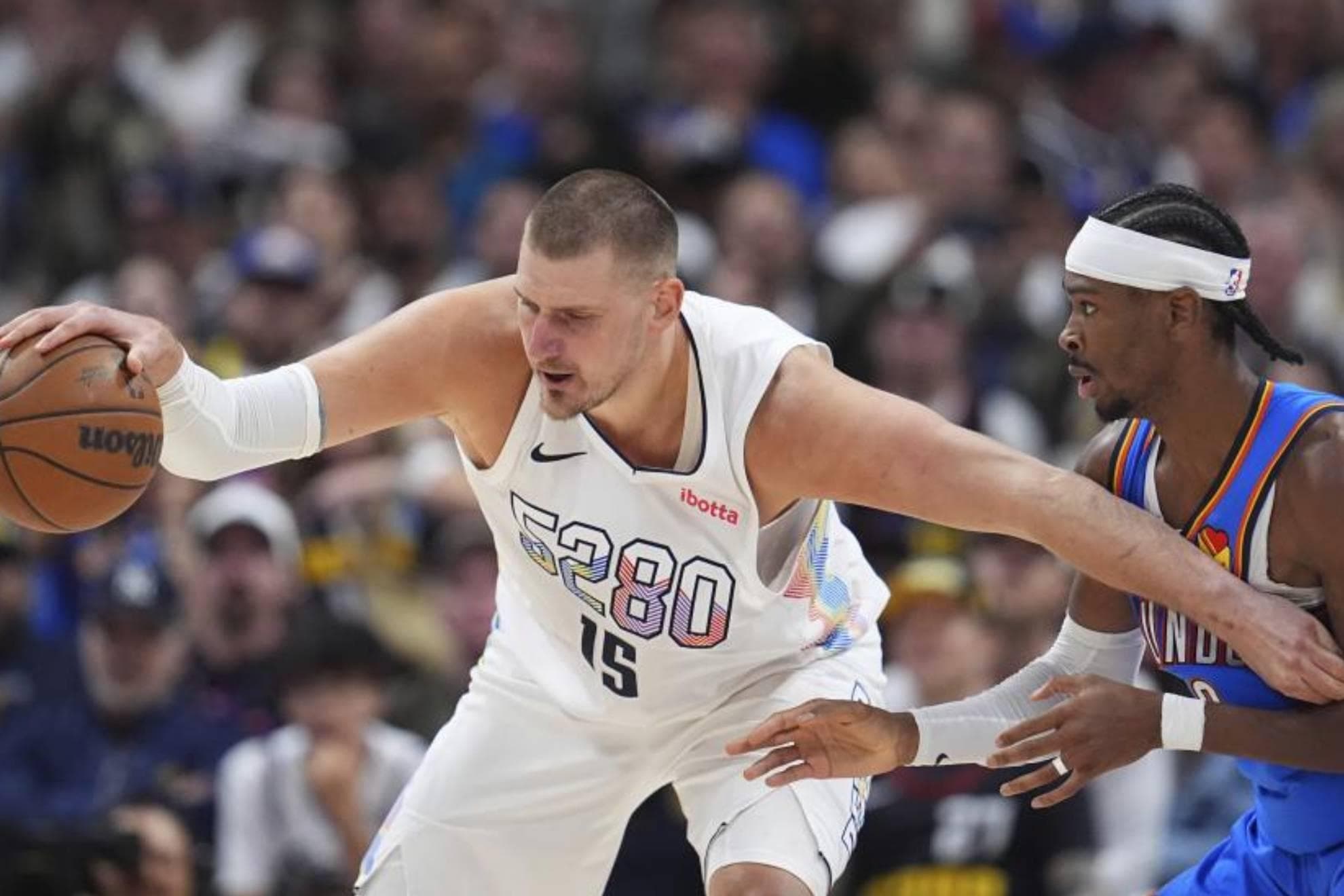 Nikola Jokic protege el balón ante la presión de Shai Gilgeous-Alexander.