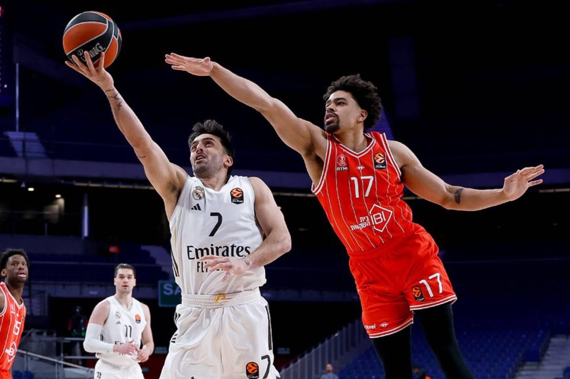 Facundo Campazzo entra a canasta en el último Real Madrid-Hapoel Tel Aviv disputado a puerta cerrada.