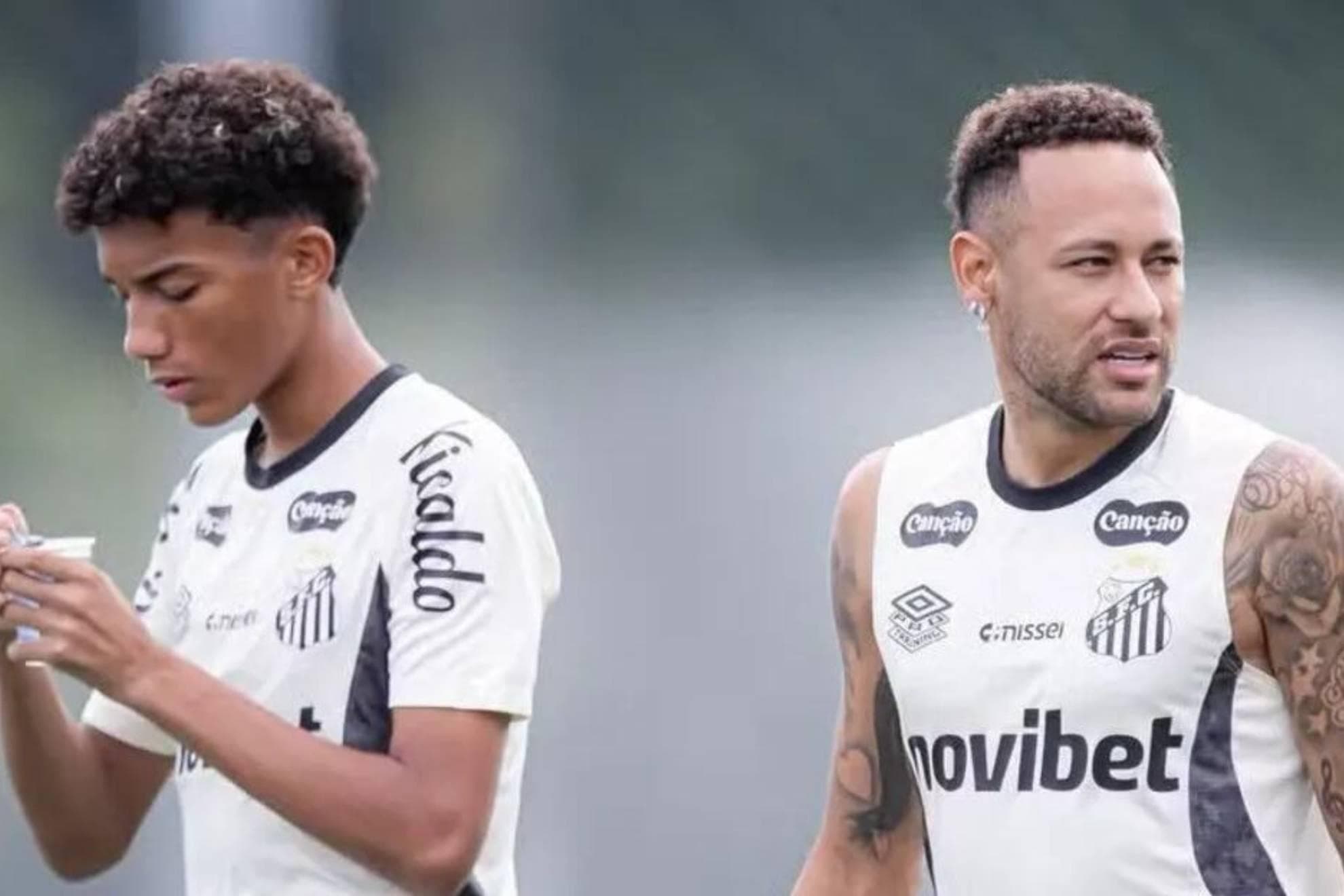Robinho Jr. y Neymar, en un entrenamiento con Santos