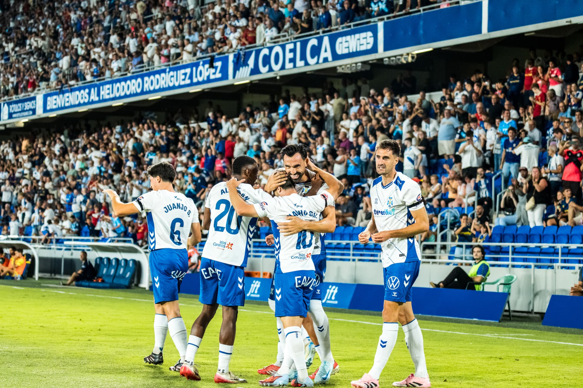 El conjunto blanquiazul celebrando uno de los tantos ante el Mérida.