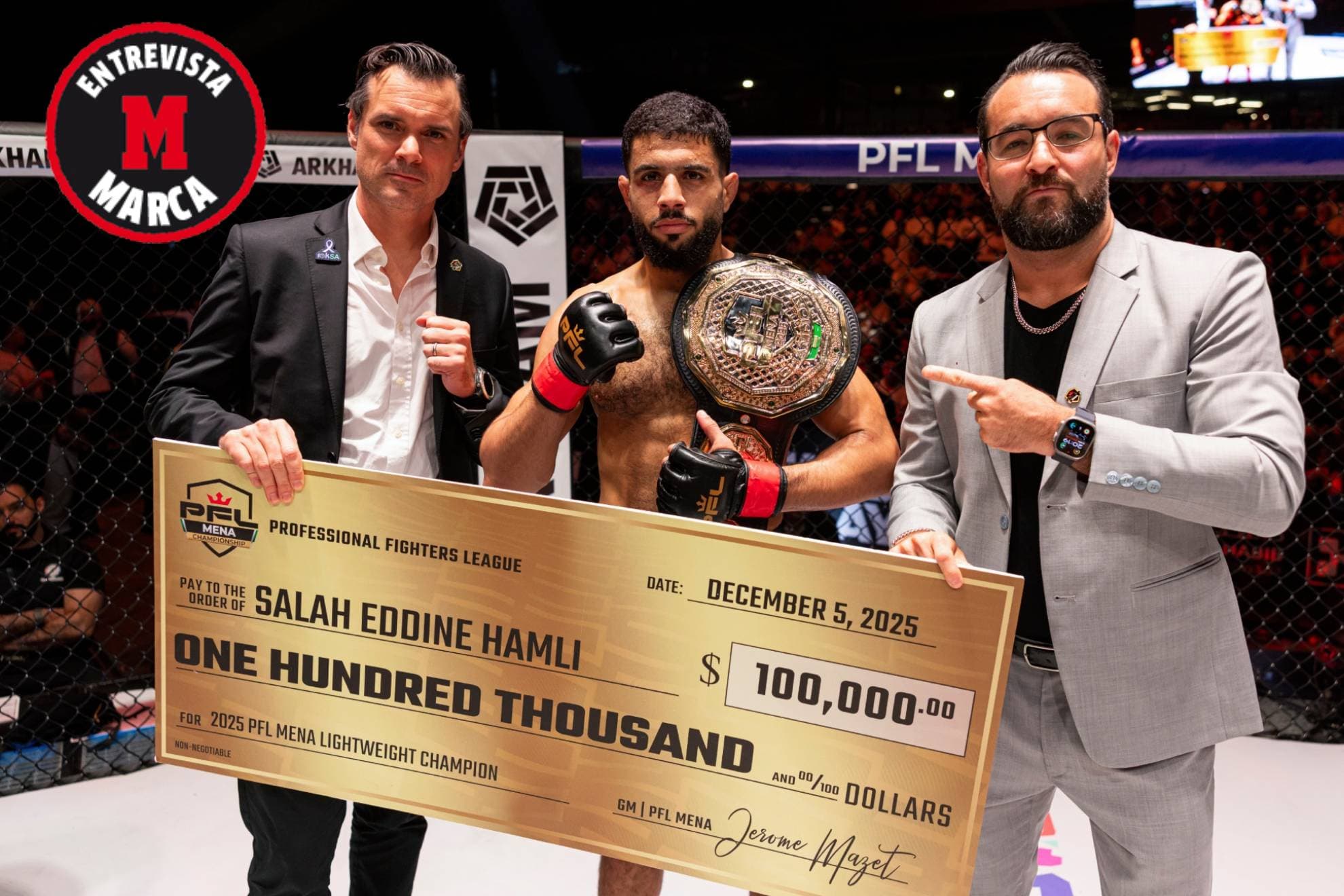 Salah posando con el cinturón de PFL Mena y el cheque de 100.000 dólares.