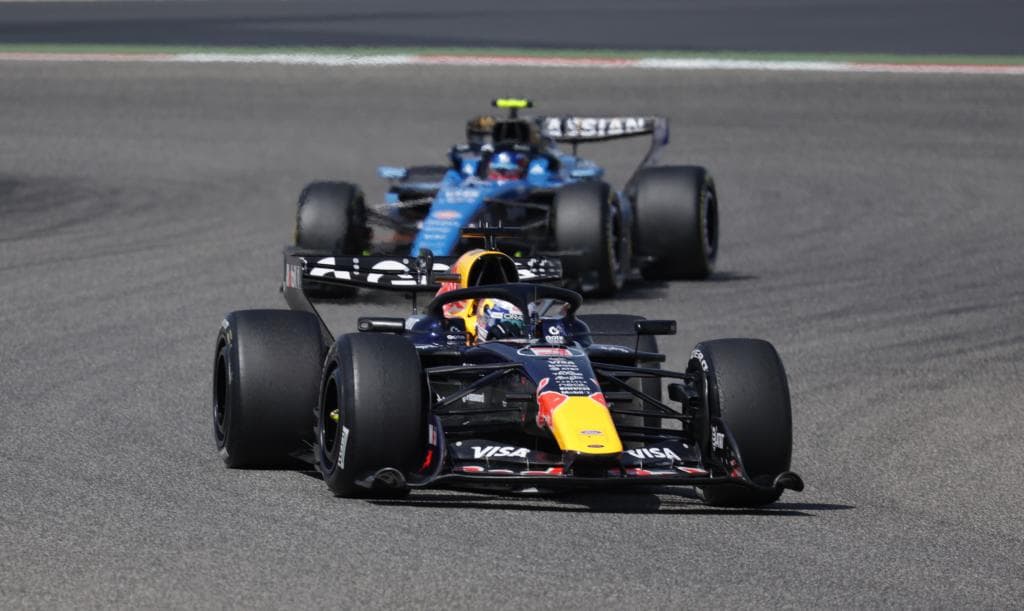 Verstappen, con el RB22, con Sainz detrás en una de las sesiones en Bahréin.