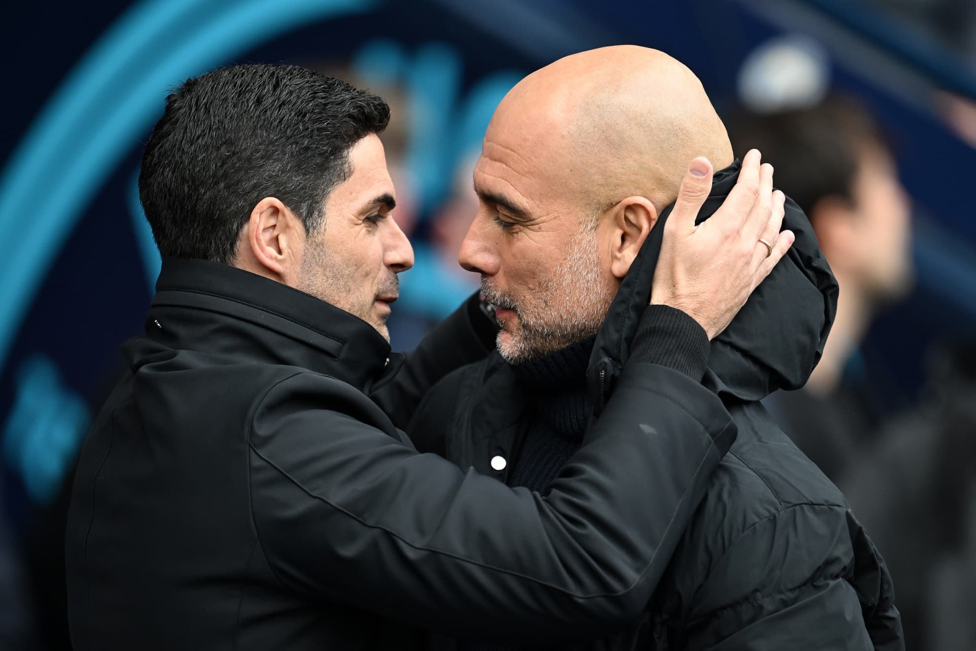 Mikel Arteta y Pep Guardiola se saludan antes de un City-Arsenal.