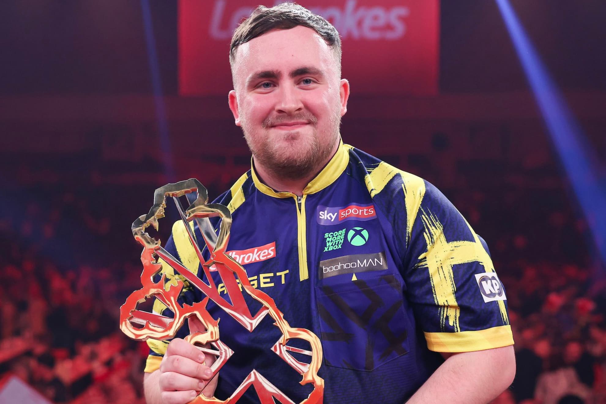 Luke Littler, con el trofeo de campeón.