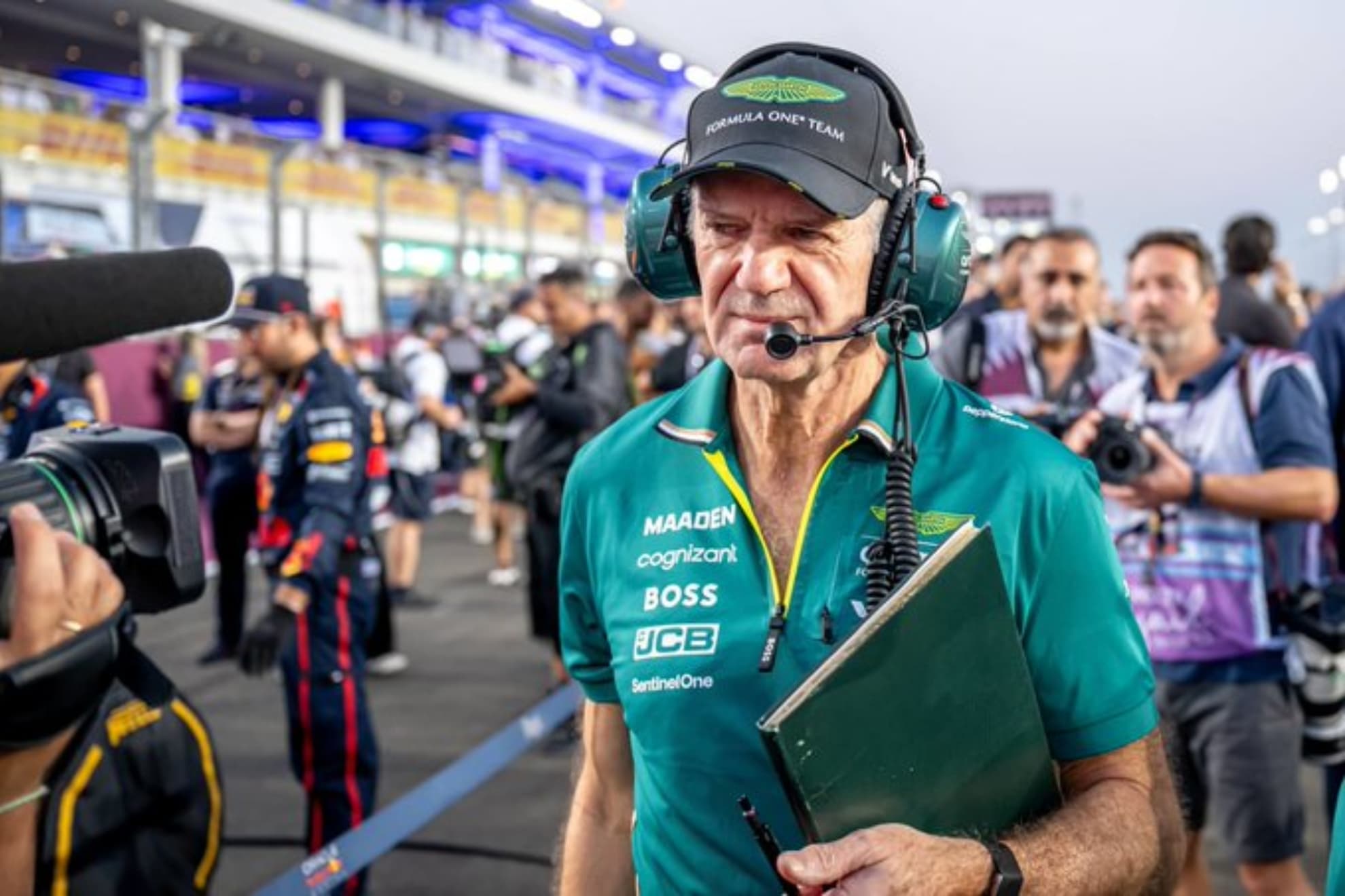 Adrian Newey vestido de Aston Martin en la parrilla