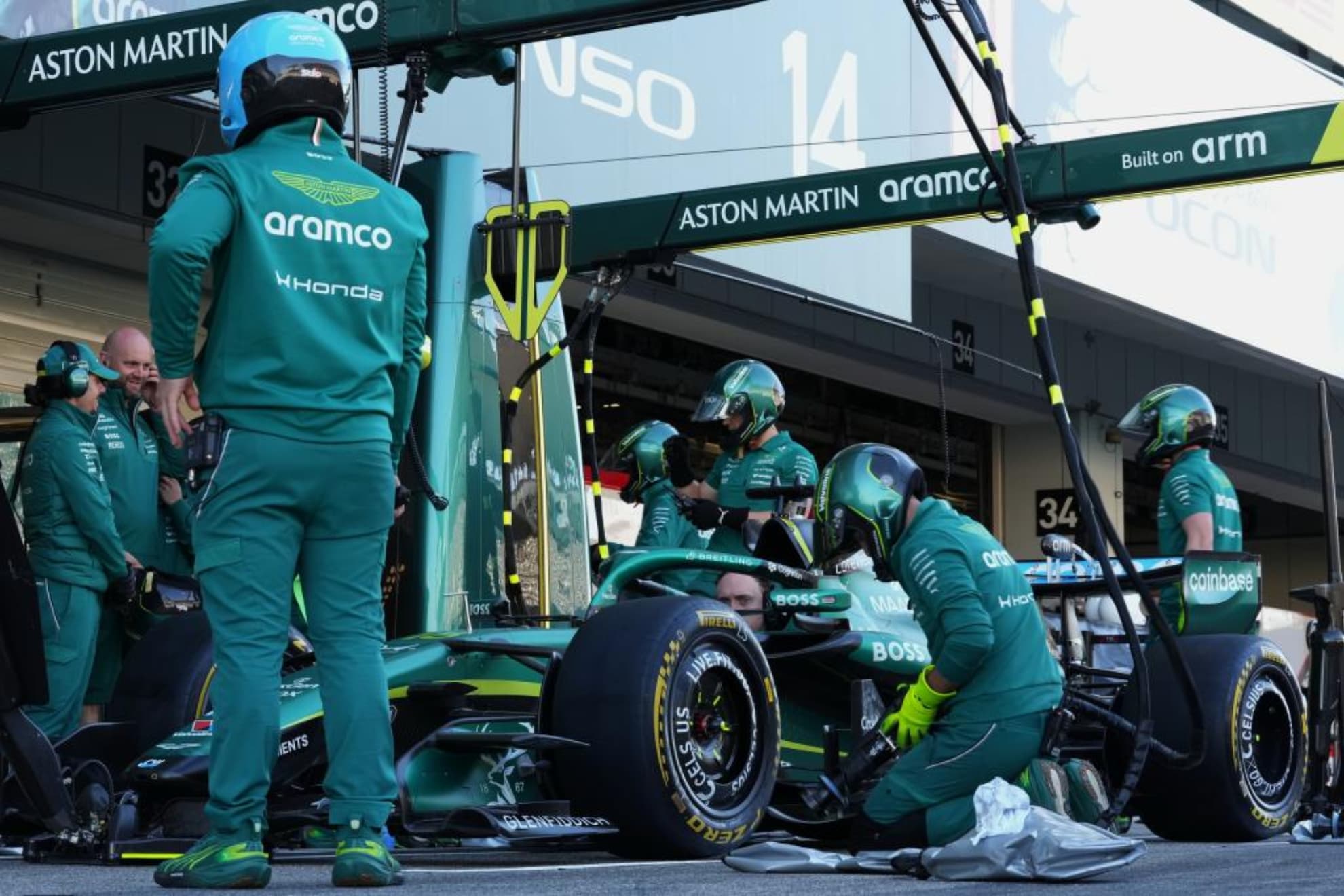 Los mecánicos de Aston Martin durante el inicio del GP de Japón.