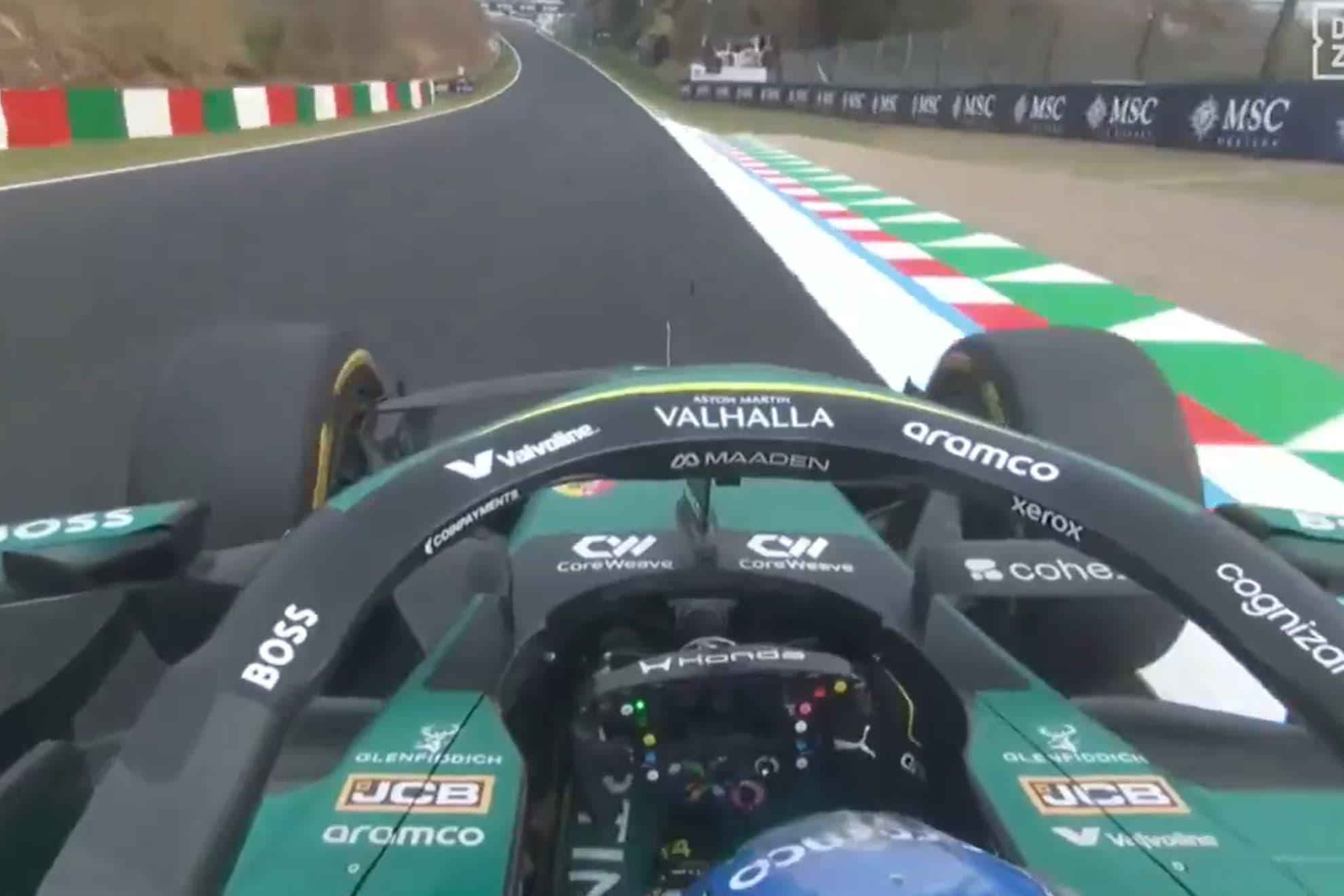 Alonso suelta la mano del volante por las vibraciones.