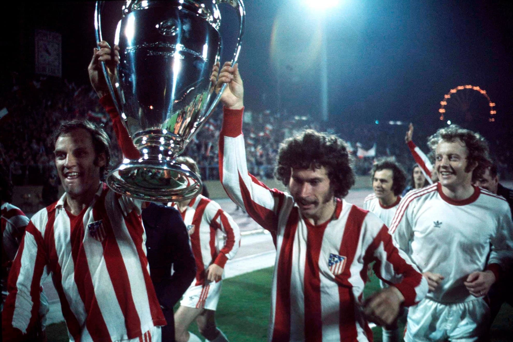Roth y Breitner, con la camiseta del Atlético de Madrid, después de ganar la Copa de Europa de 1974, la primera en el palmarés del Bayern.