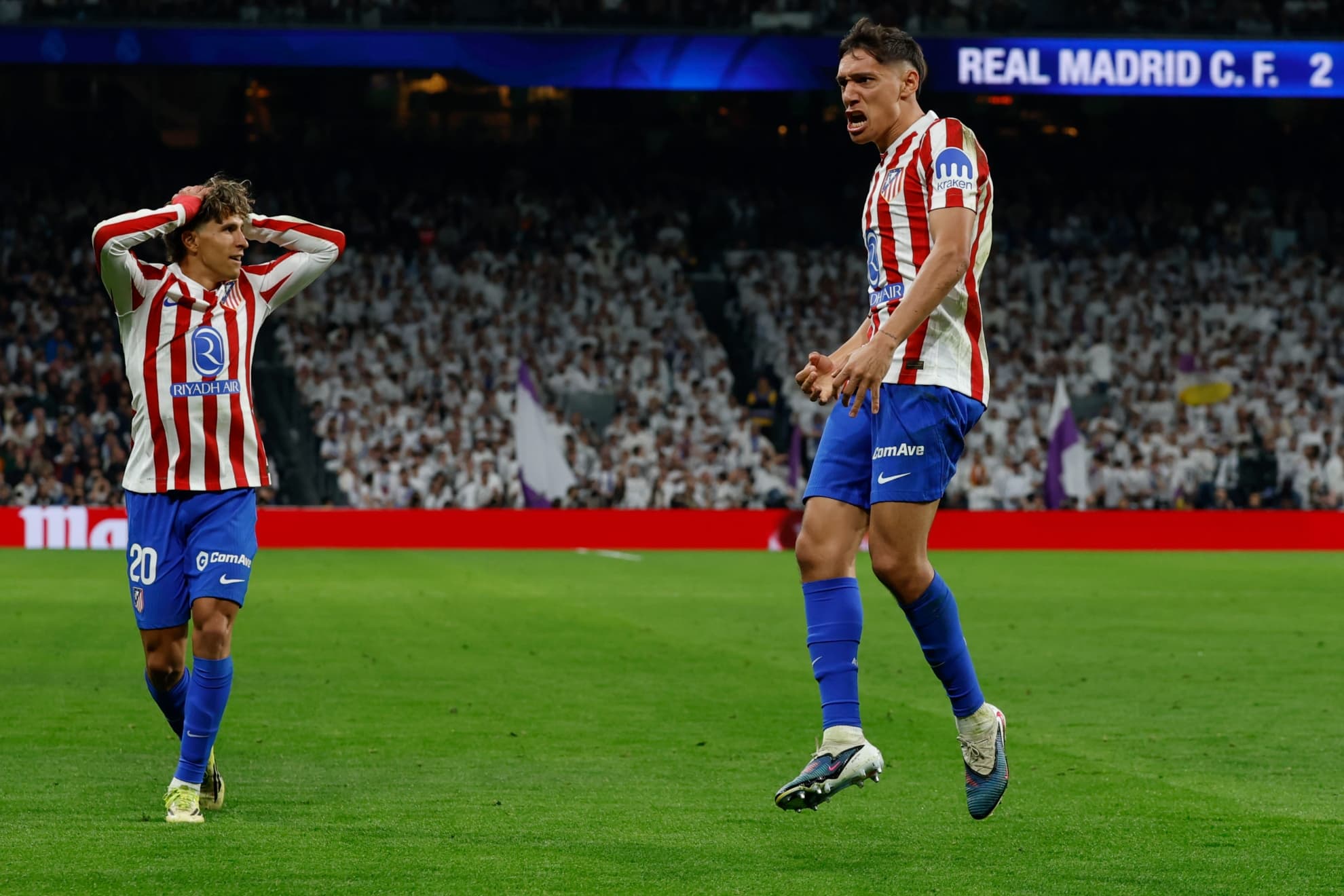 MOLINA CELEBRA SU GOL ANTE EL MADRID ANTE LA ADMIRACIÓN DE GIULIANO.