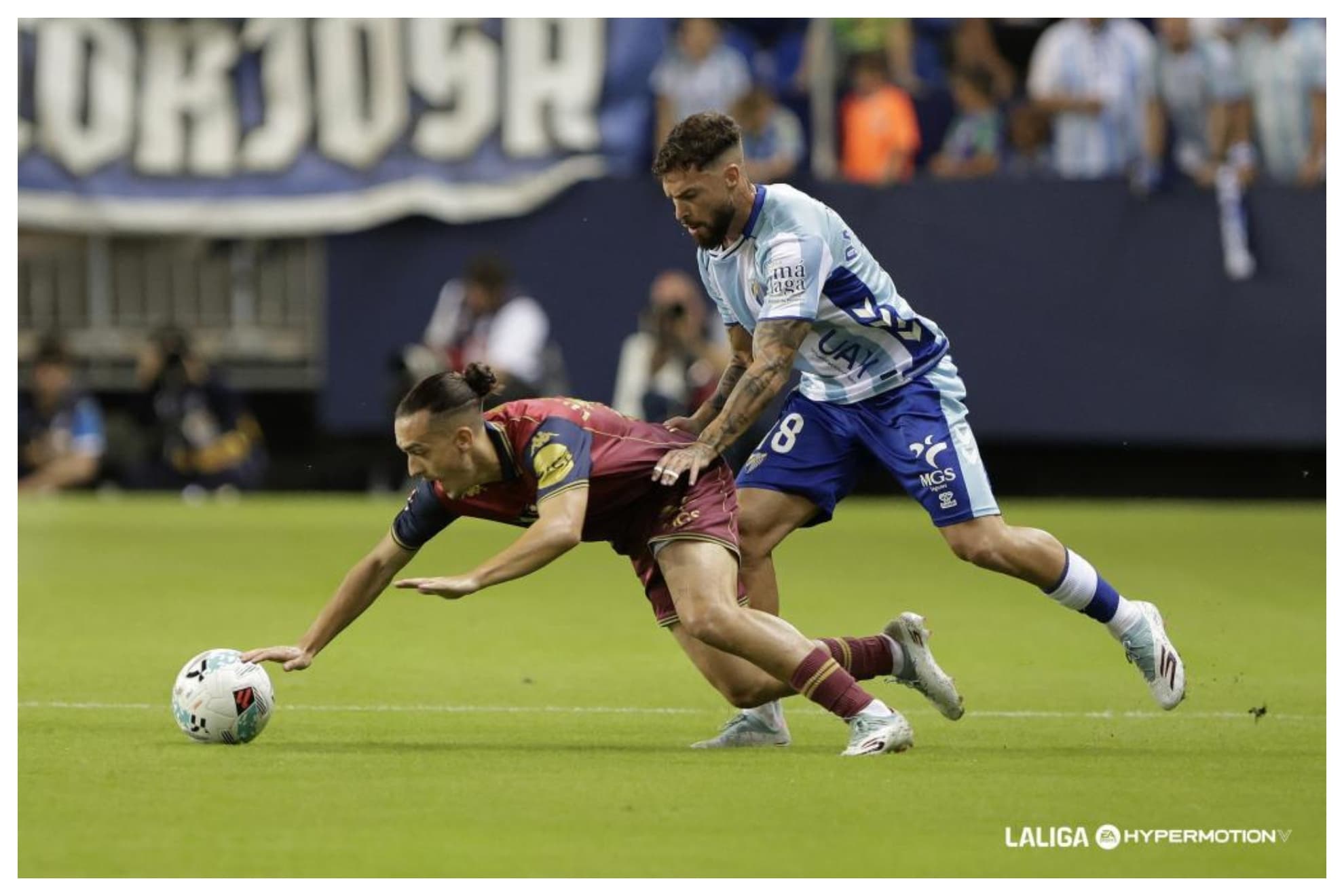 Dani Sánchez presiona a Luismi Cruz durante el 3-0 de la primera vuelta en La Rosaleda