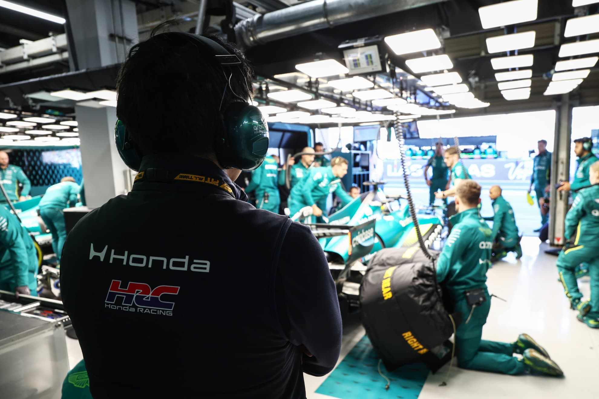 Un ingeniero de Honda observa a uno de los AMR26.