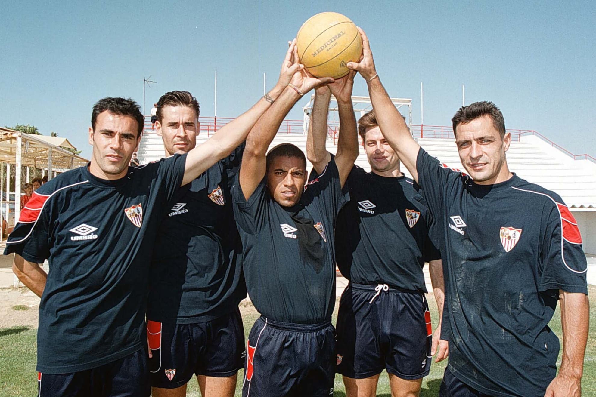 Quevedo, Tsartas, Olivera, Prieto y Moya sostienen un balón.