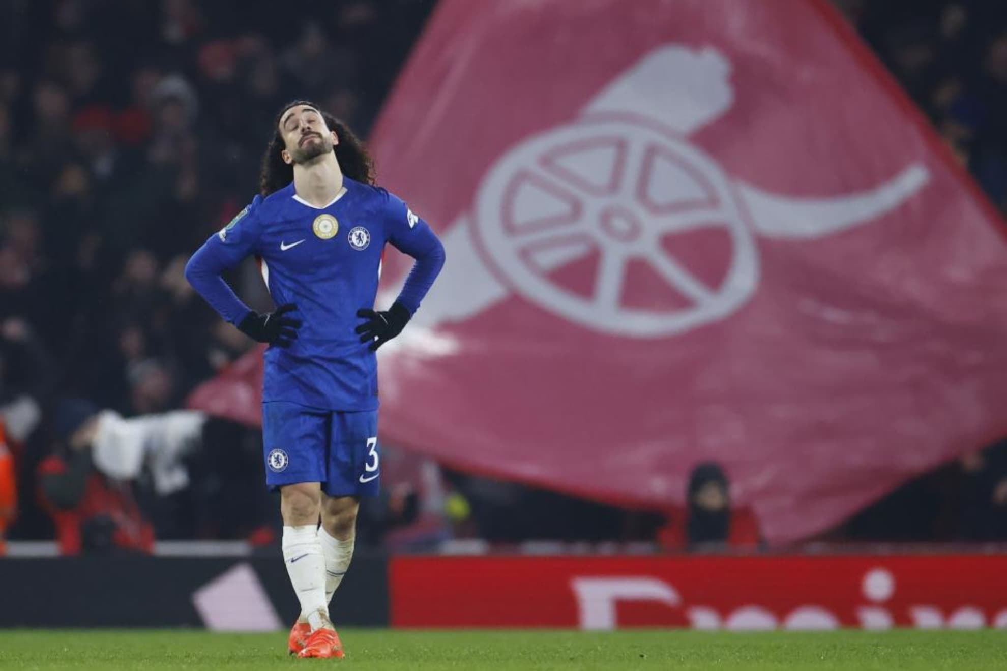 Marc Cucurella se lamenta ante el Arsenal.