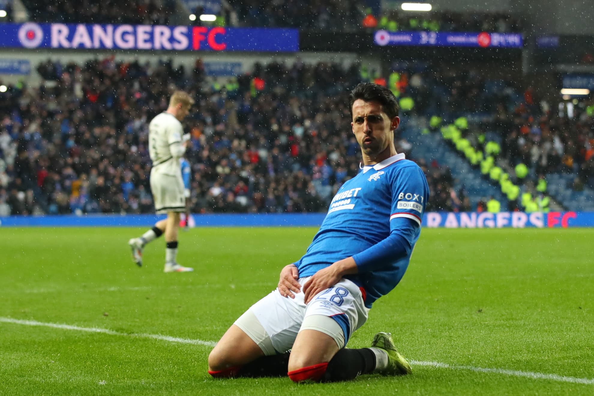 Bojan Miovski celebra su gol.