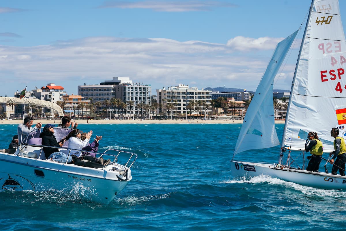 Marta y Jordi saludando a familiares y amigos de la primera.