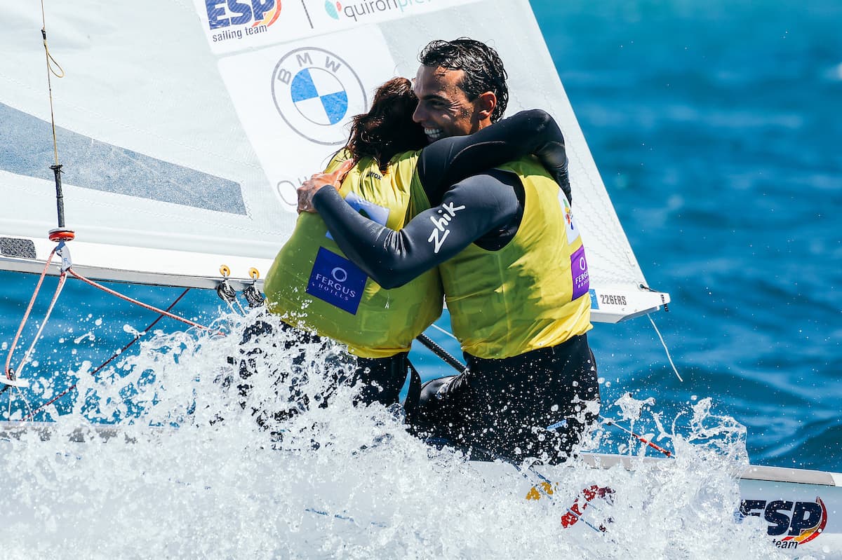 Marta Cardona y Jordi Xammar se abrazan para celebrar su triunfo en el Sofía.