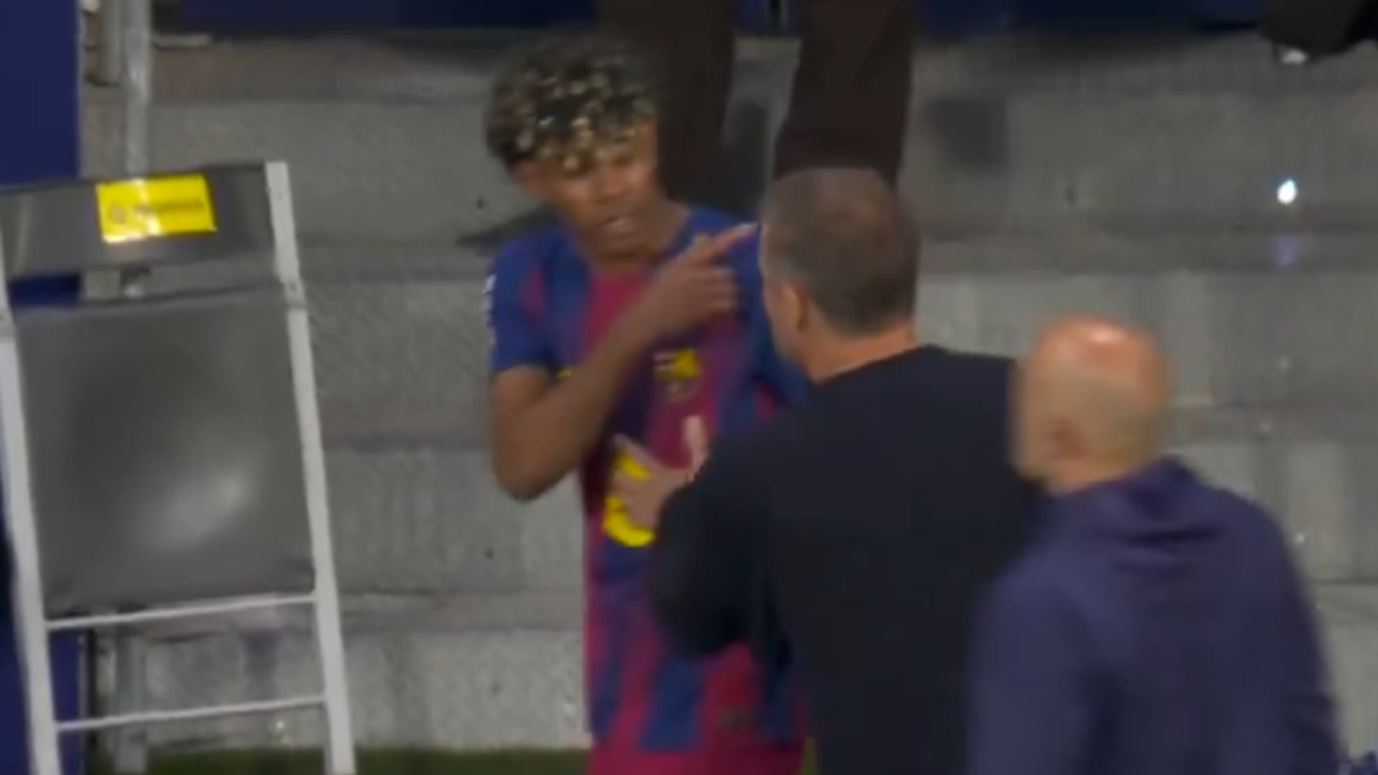 Lamine Yamal le hace un comentario a Flick al final del partido.