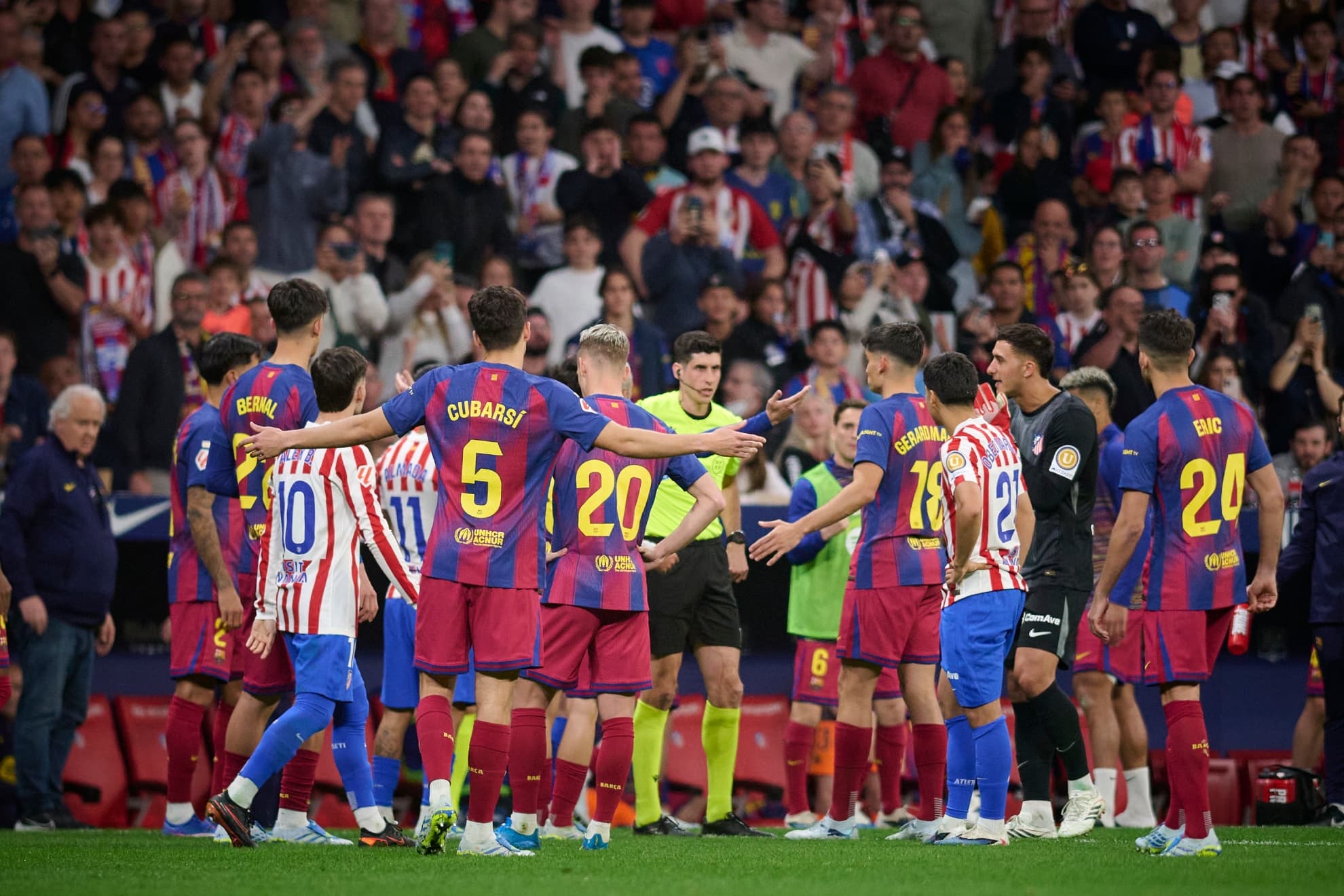 BUSQUETS FERRER RETIRA LA ROJA A GERARD MARTÍN.
