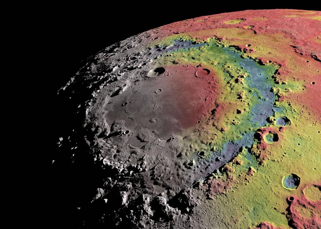 Relieve sombreado de la cuenca Oriental de la Luna y anomalías gravitatorias detectadas por la misión GRAIL. Las zonas donde la gravedad es más fuerte se han coloreado de rojo, y donde es más débil en azul.