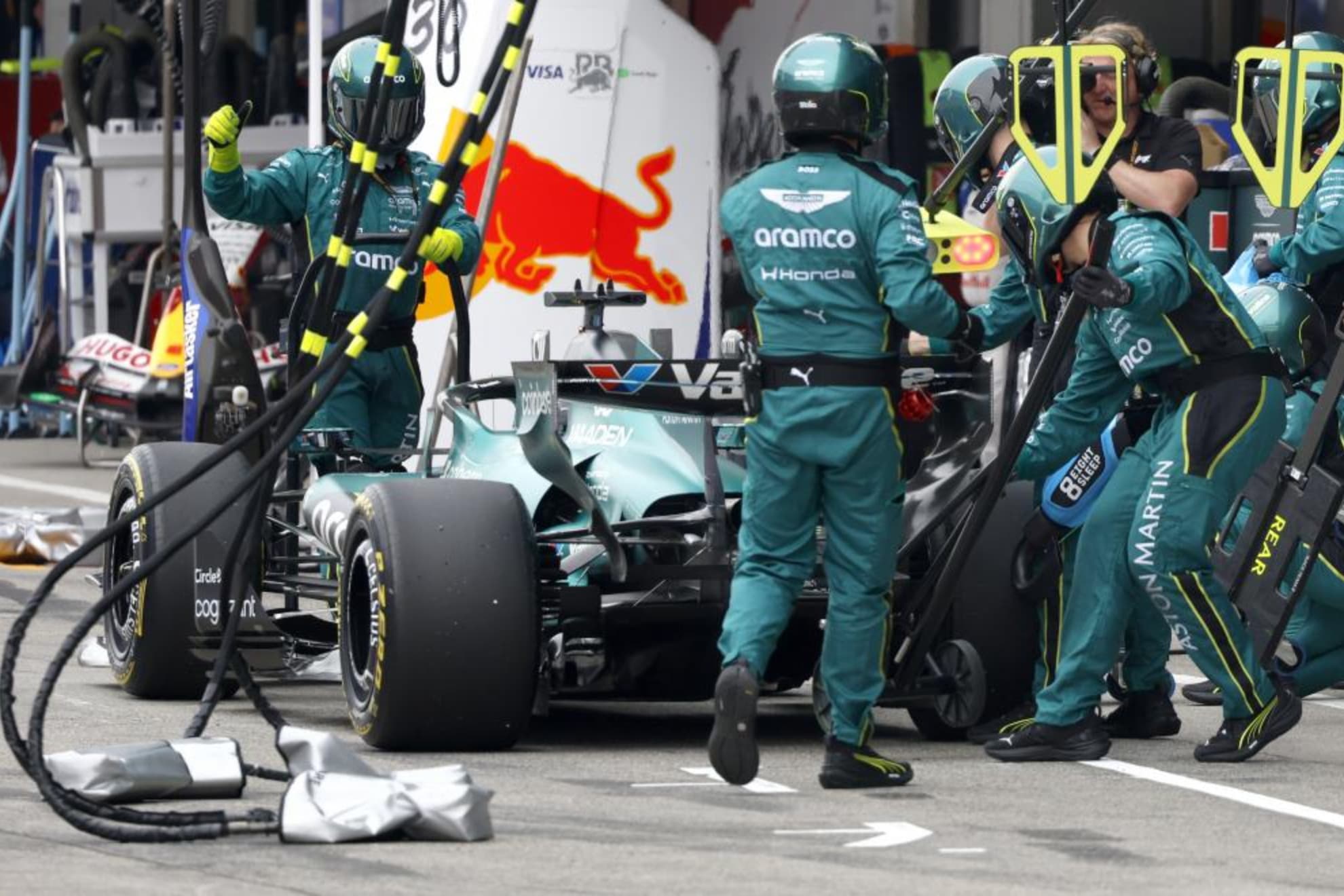 Aston realiza una parada.