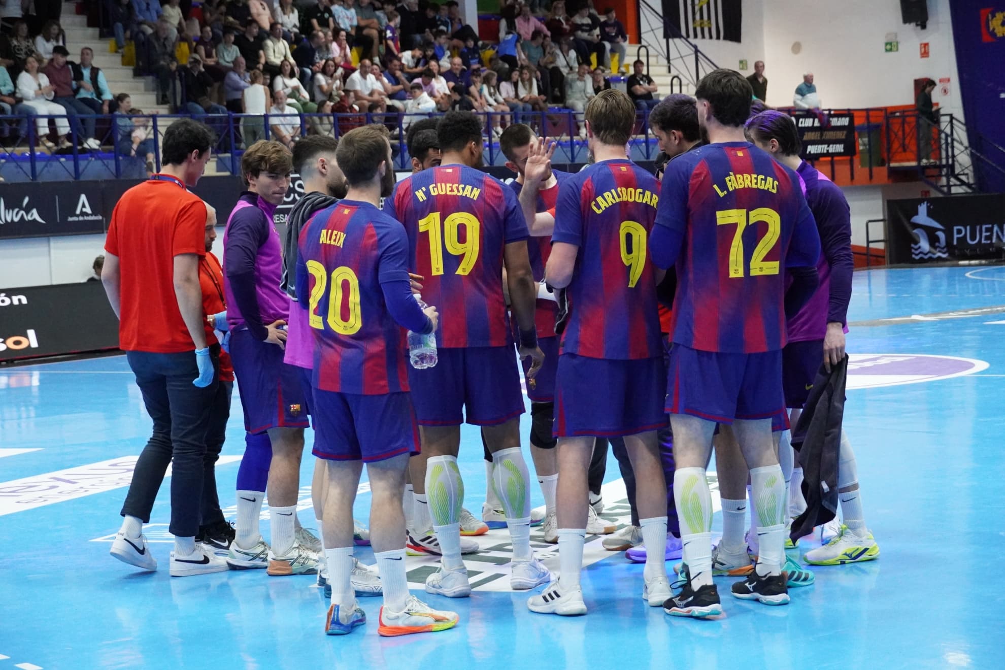 Los jugadores del Barça, en un tiempo muerto durante el partido en Puente Genil.