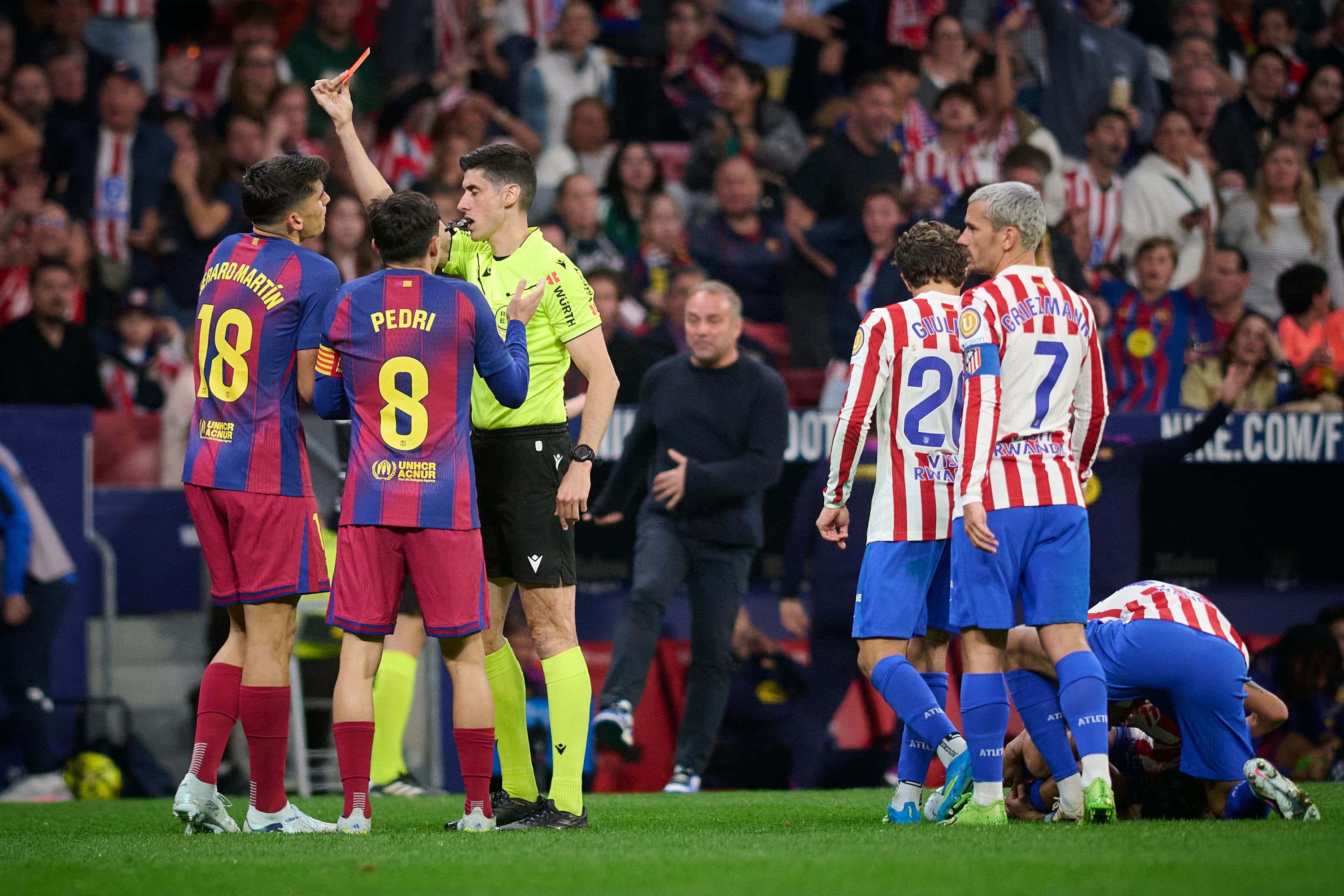 Momento de la expulsión de Gerard Martín, que quedaría en amarilla tras el aviso del VAR.
