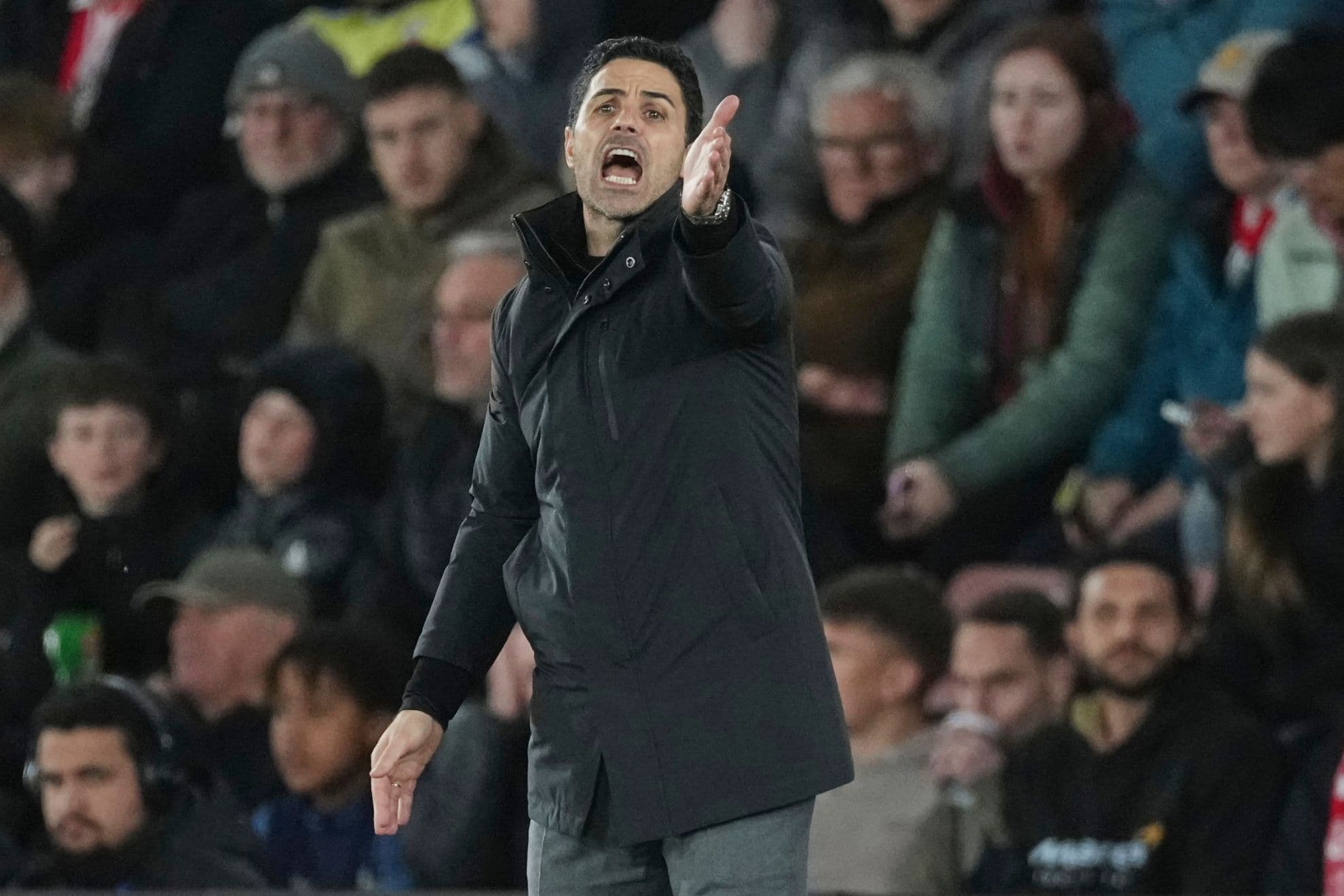 Mikel Arteta, dando instrucciones durante el partido contra el Southampton