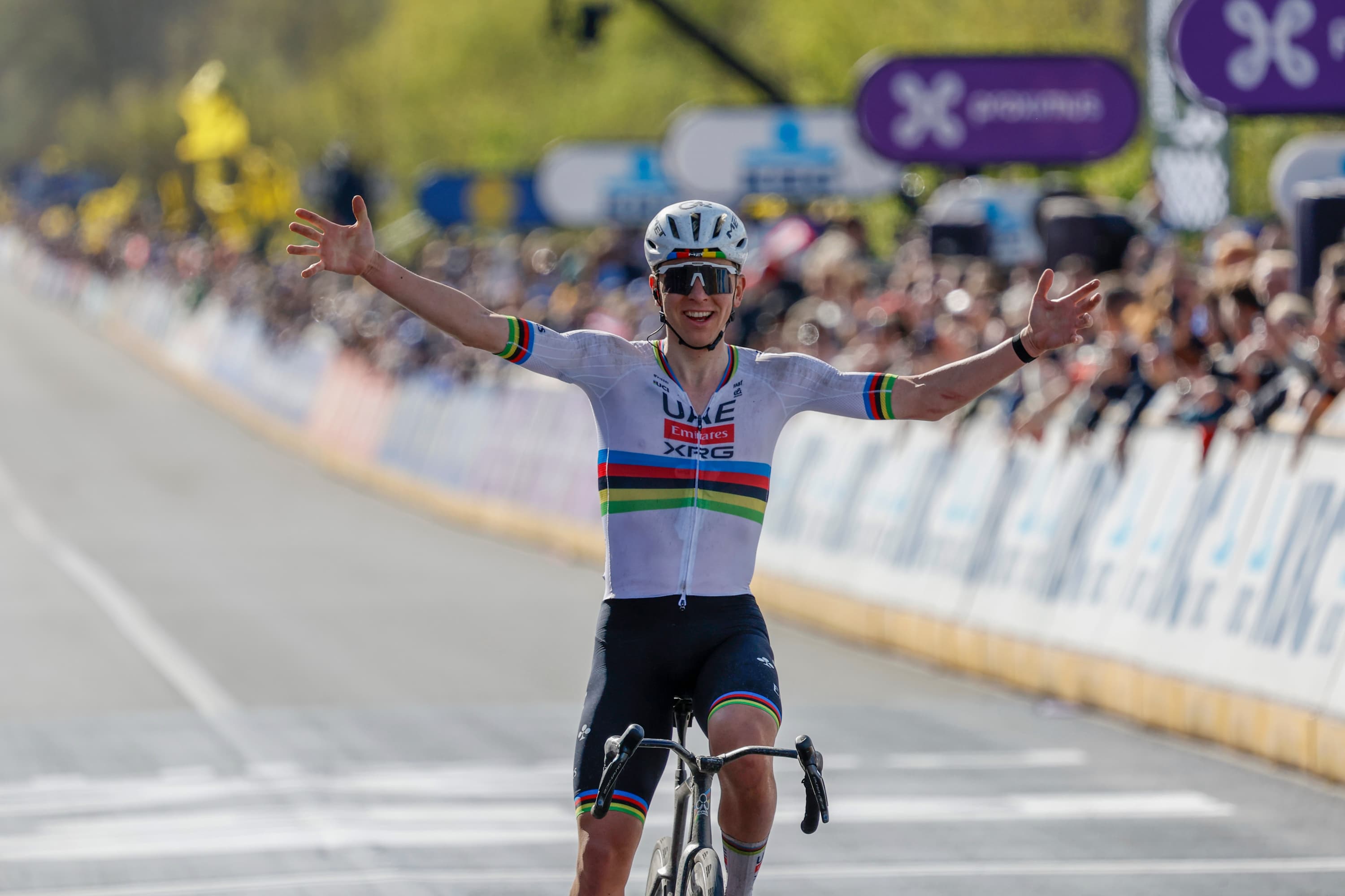 Tadej Pogacar celebra su victoria en el Tour de Flandes.
