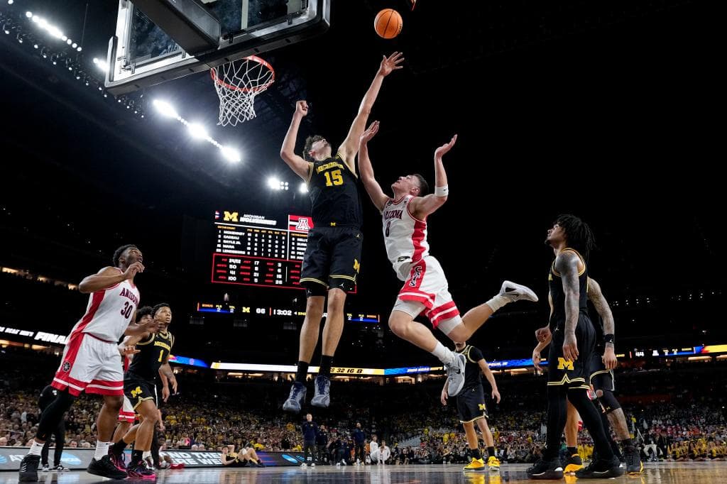 Aday Mara intenta taponar un lanzamiento de Ivan Kharchenkov.