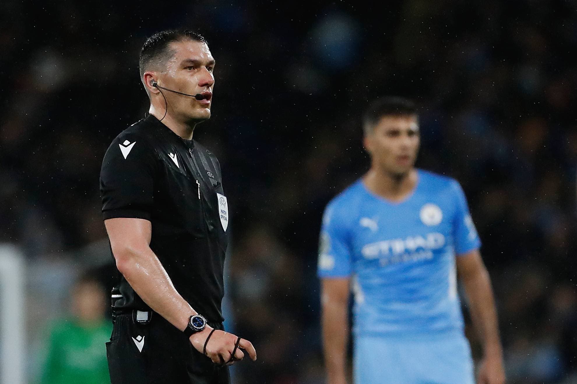 István Kovács en un partido de Champions