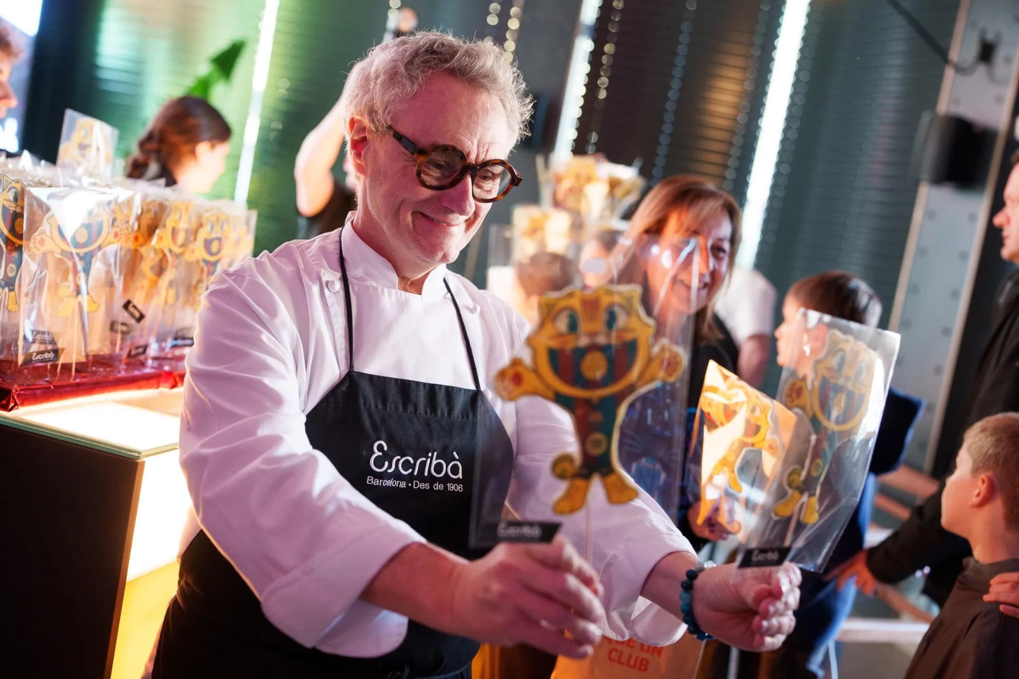 Escribà, con la mona de la mascota CAT.