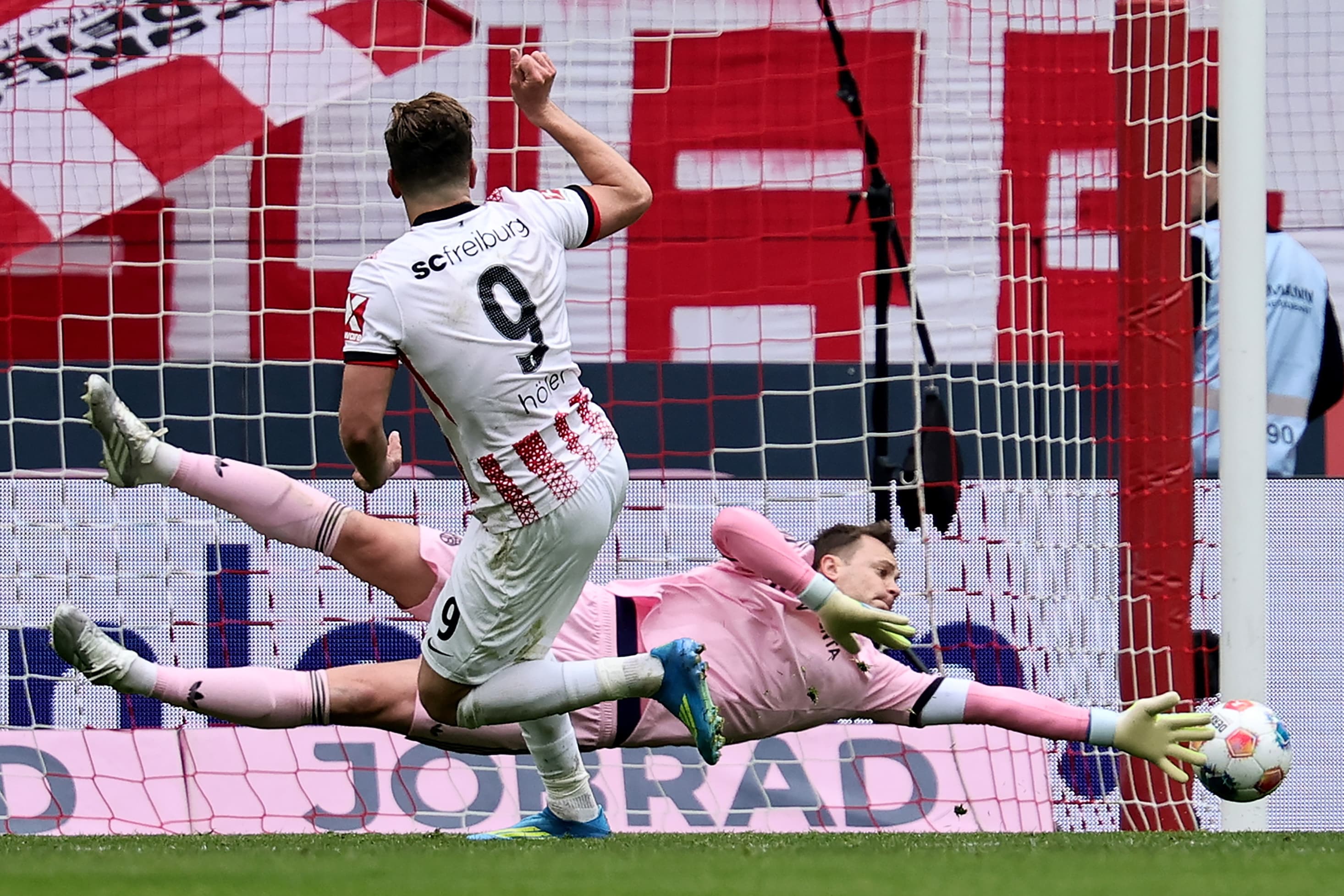 Manuel Neuer, en acción durante el último partido del Bayern, frente al Friburgo.