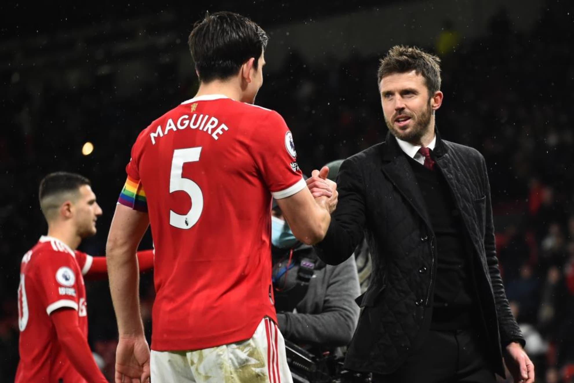 Michael Carrick felicita a Harry Maguire.