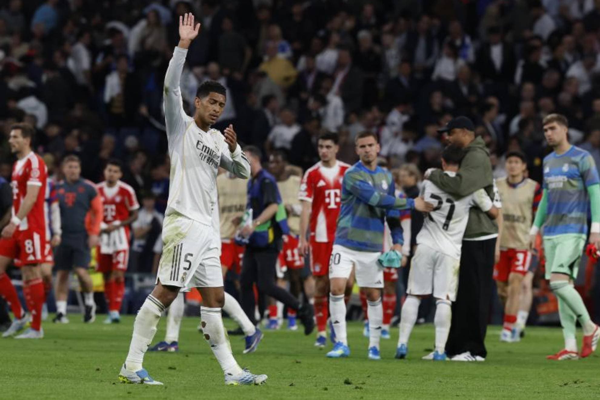 Bellingham saluda a la afición al final del partido ante el Bayern.