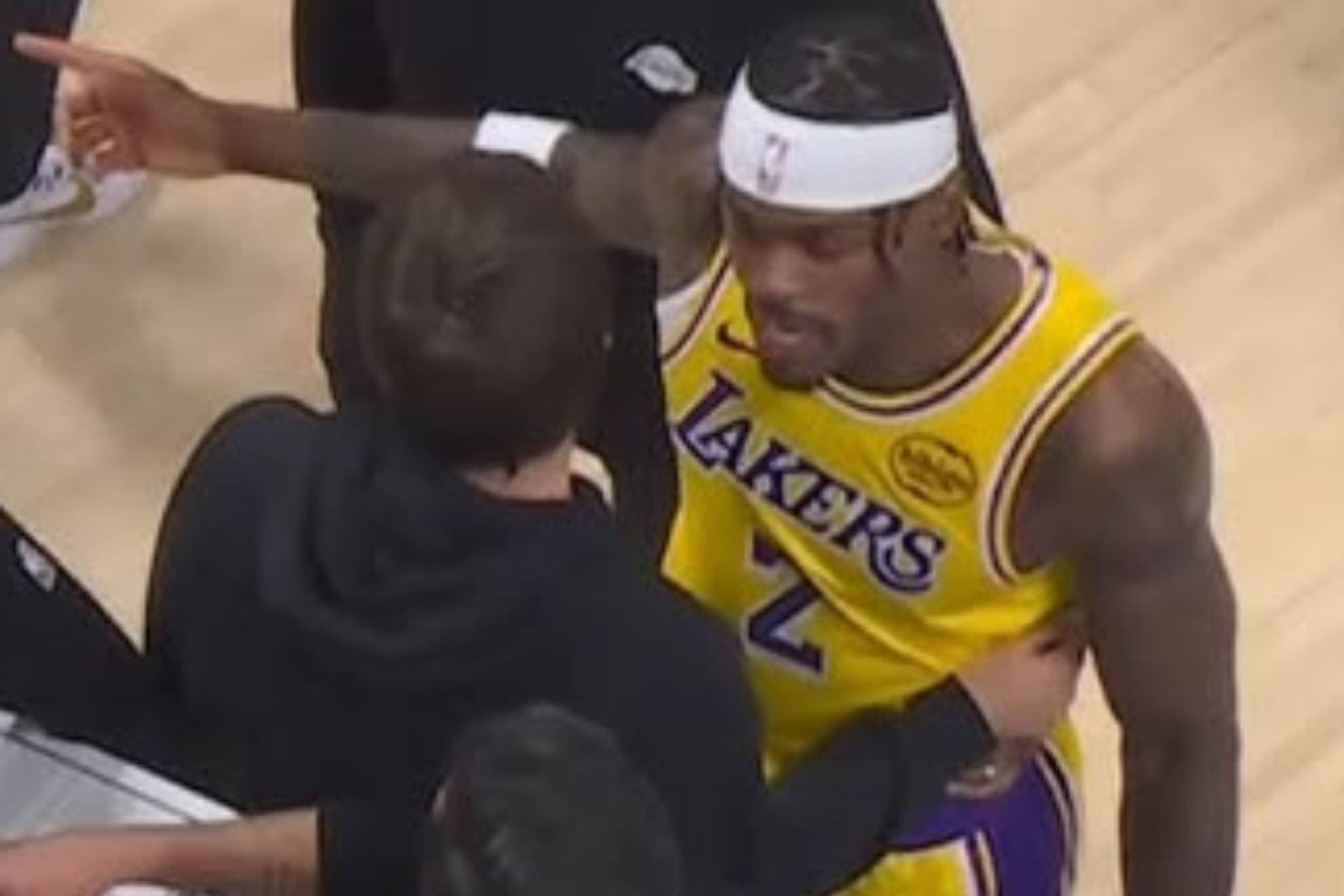 Tensión en los Lakers sin Doncic: bronca entre Vanderbilt y JJ Redick en pleno partido